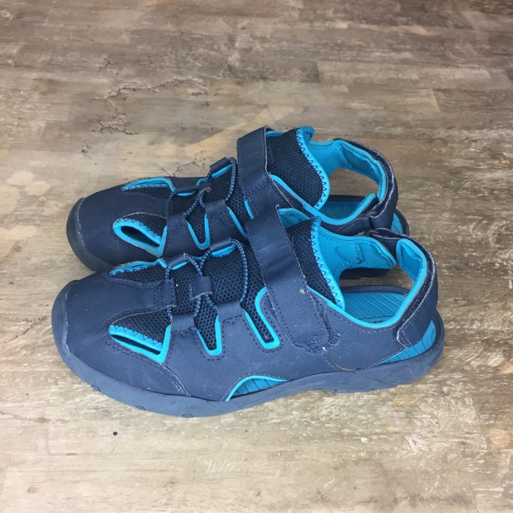 Rugged Outback Size 4 Blue Sandals Skid Resistant